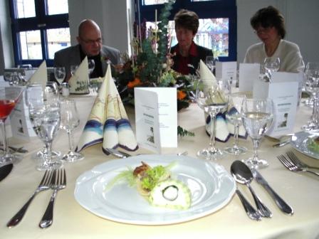 Zweierlei vom Aal, Fischterrine mit Aal auf Senf-Dillsauce, hei gerucherter Aal auf Gurkenspaghetti, Salatbukett in der Ksehippe. Foto: Eckart Kreitlow